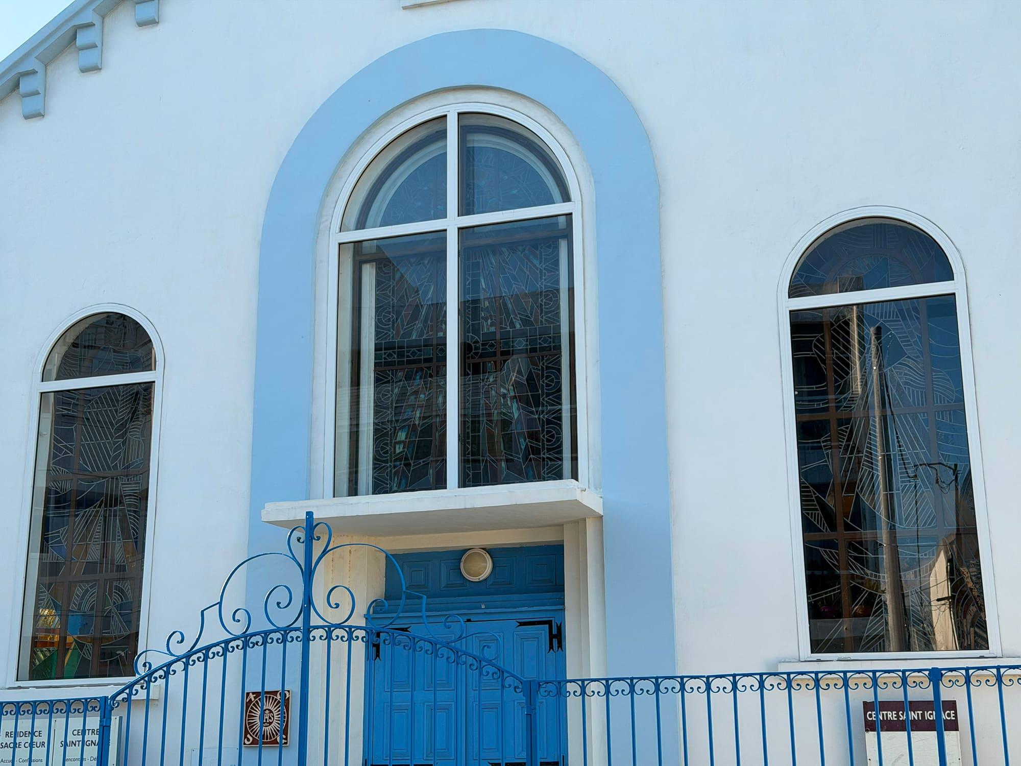 Détail d'une fenêtre cintrée et d'un vitrail d'église