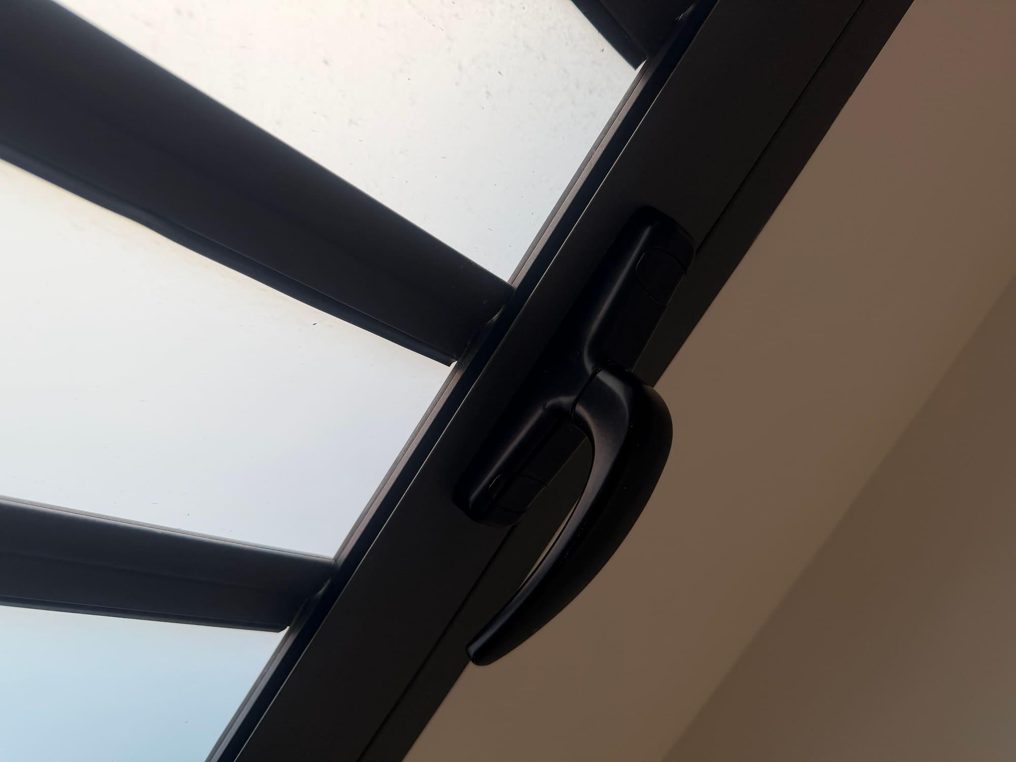 Détail d'une poignée de fenêtre aluminium noire