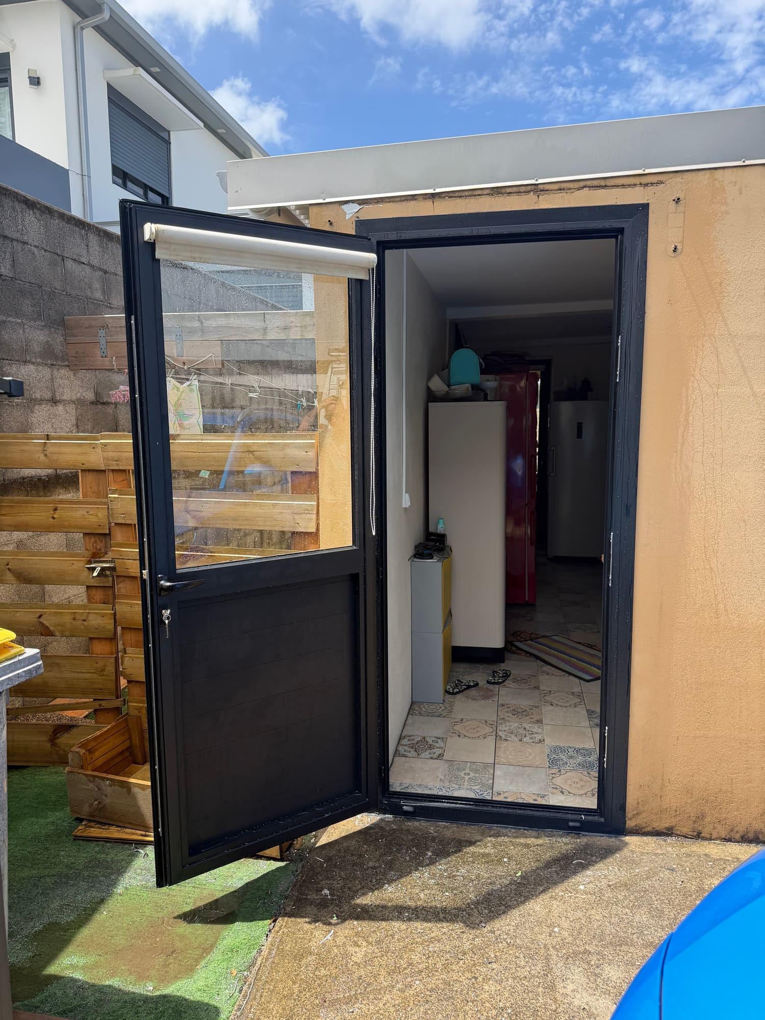 Pose d'une porte aluminium noire
